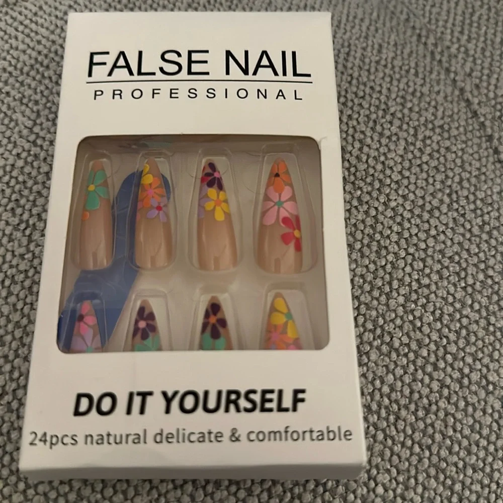 False Nail Professional 24pcs Flower Press On Nails NIP